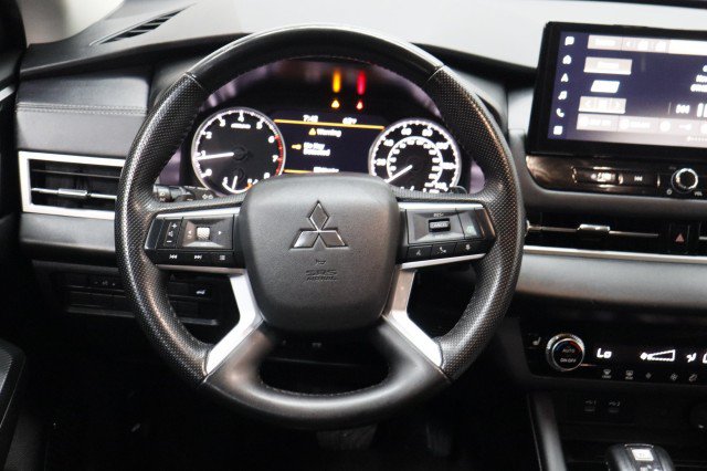 Used 2025 Mitsubishi Outlander SE FWD image 24