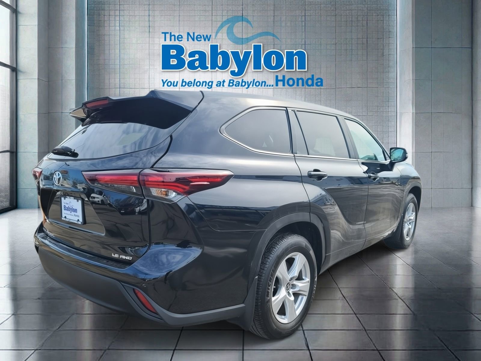 Used 2024 Toyota Highlander LE AWD/4WD image 5