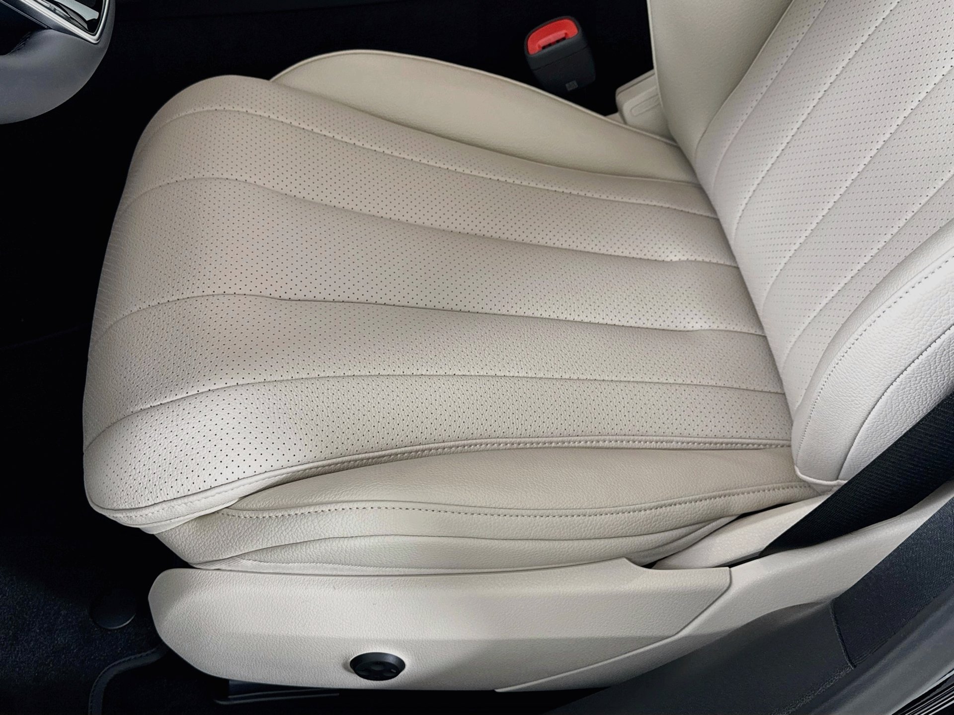 New 2027 Mercedes-Benz E 350 4MATIC Sedan image 21