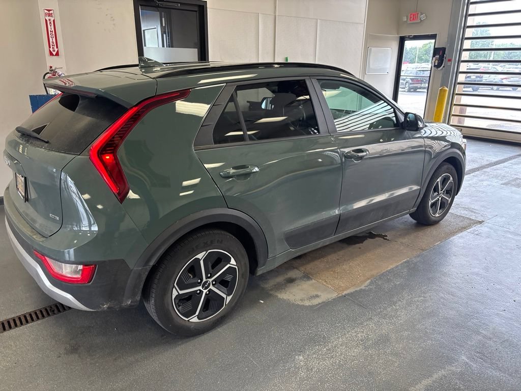 Used 2023 Kia Niro EX w/ EX Cold Weather Package FWD image 7