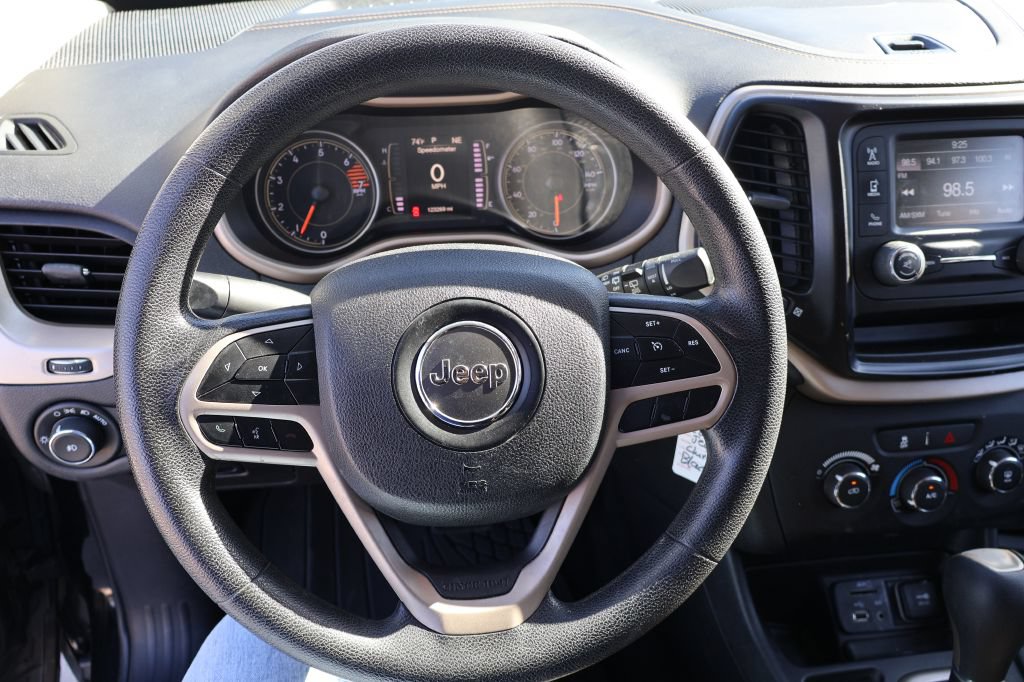 Used 2018 Jeep Cherokee Latitude FWD image 25