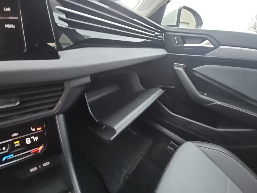 Used 2025 Volkswagen Jetta SE w/ Sunroof Package image 22