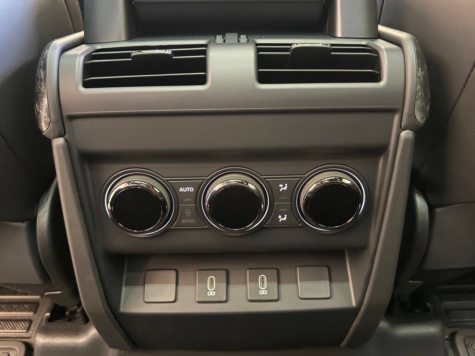 New 2026 Land Rover Defender 110 OCTA AWD/4WD image 30