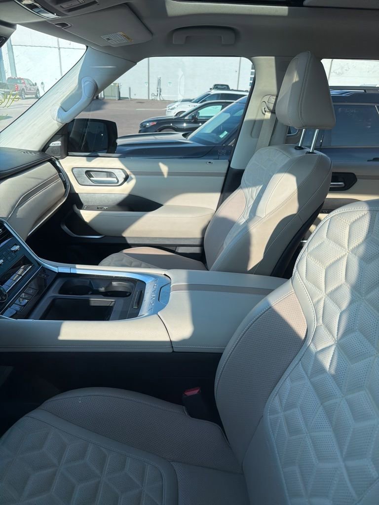 Used 2025 Nissan Armada Platinum image 13