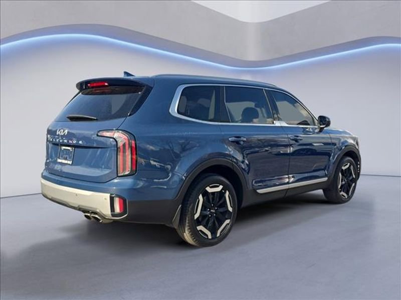 Used 2023 Kia Telluride EX w/ EX Captain's Chair Package image 5