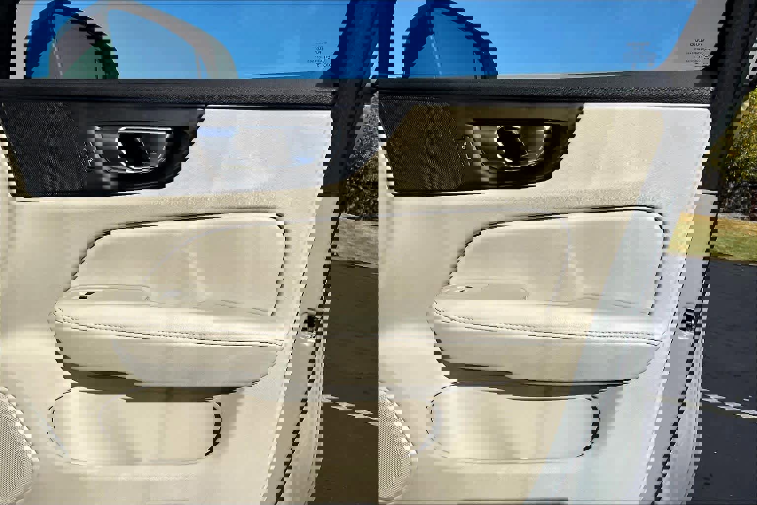 Used 2024 Volvo V60 B5 Cross Country Plus image 27