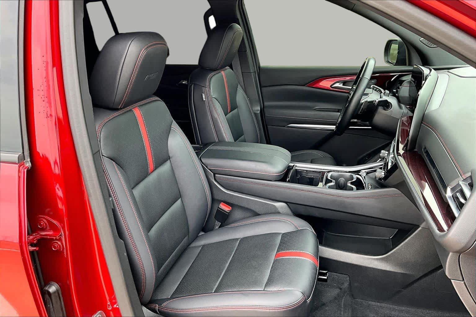 Used 2024 Chevrolet Traverse RS FWD image 9