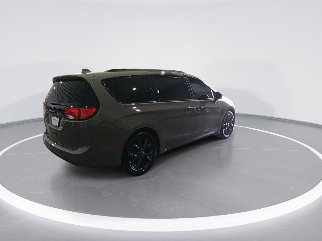 Used 2020 Chrysler Pacifica Touring-L Plus w/ S Appearance Package FWD image 8