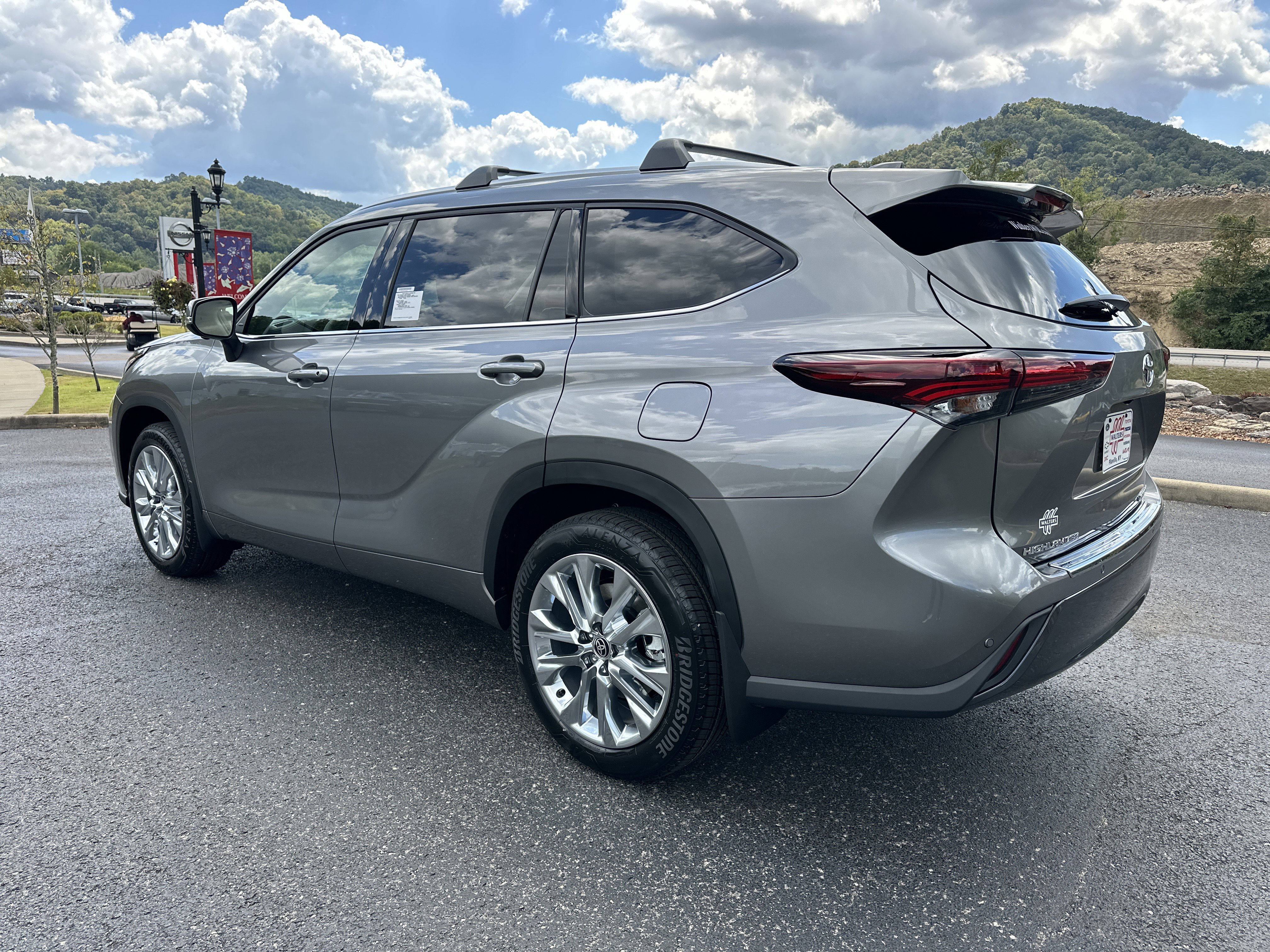 New 2025 Toyota Highlander Limited image 4