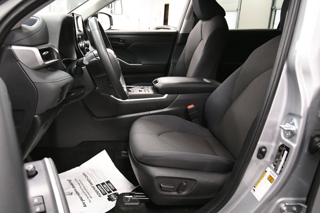 Certified 2024 Toyota Highlander LE image 9