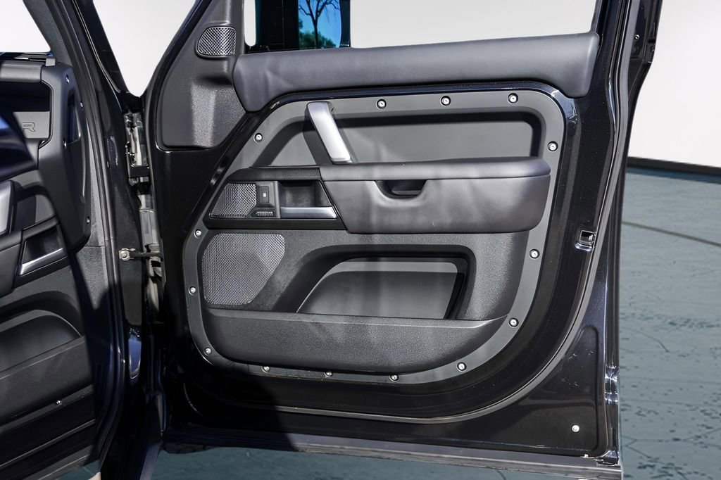 Used 2023 Land Rover Defender 110 V8 image 31