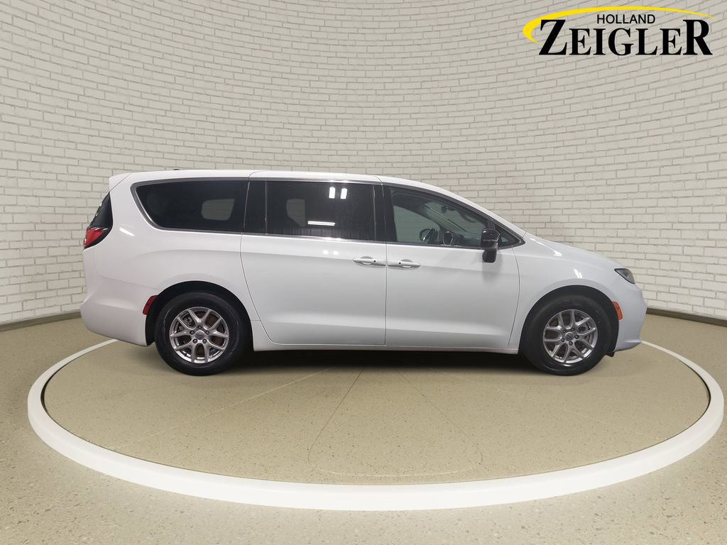 Used 2024 Chrysler Pacifica Touring-L FWD image 4