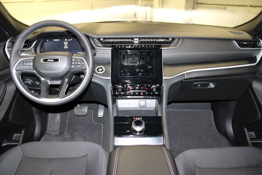 New 2025 Jeep Grand Cherokee Laredo w/ Luxury Tech Group I image 9