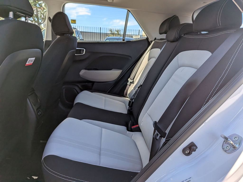 Used 2025 Hyundai Venue SEL image 28