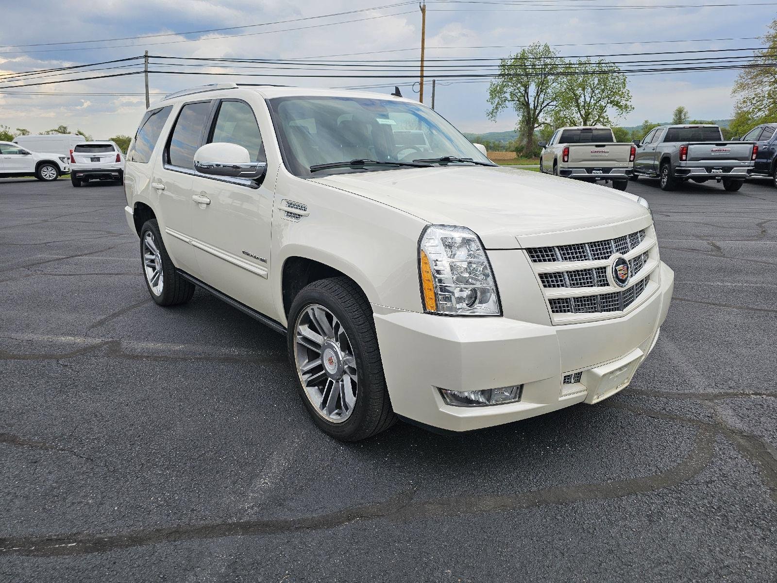 Used 2013 Cadillac Escalade Premium AWD/4WD image 3