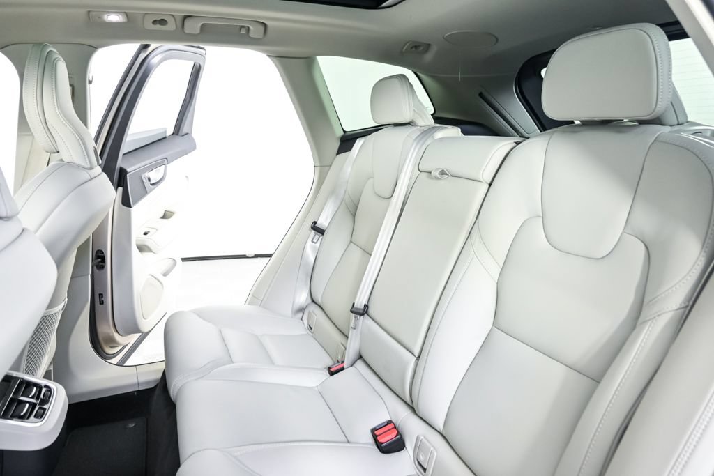Certified 2024 Volvo XC60 B5 Ultimate AWD/4WD image 23