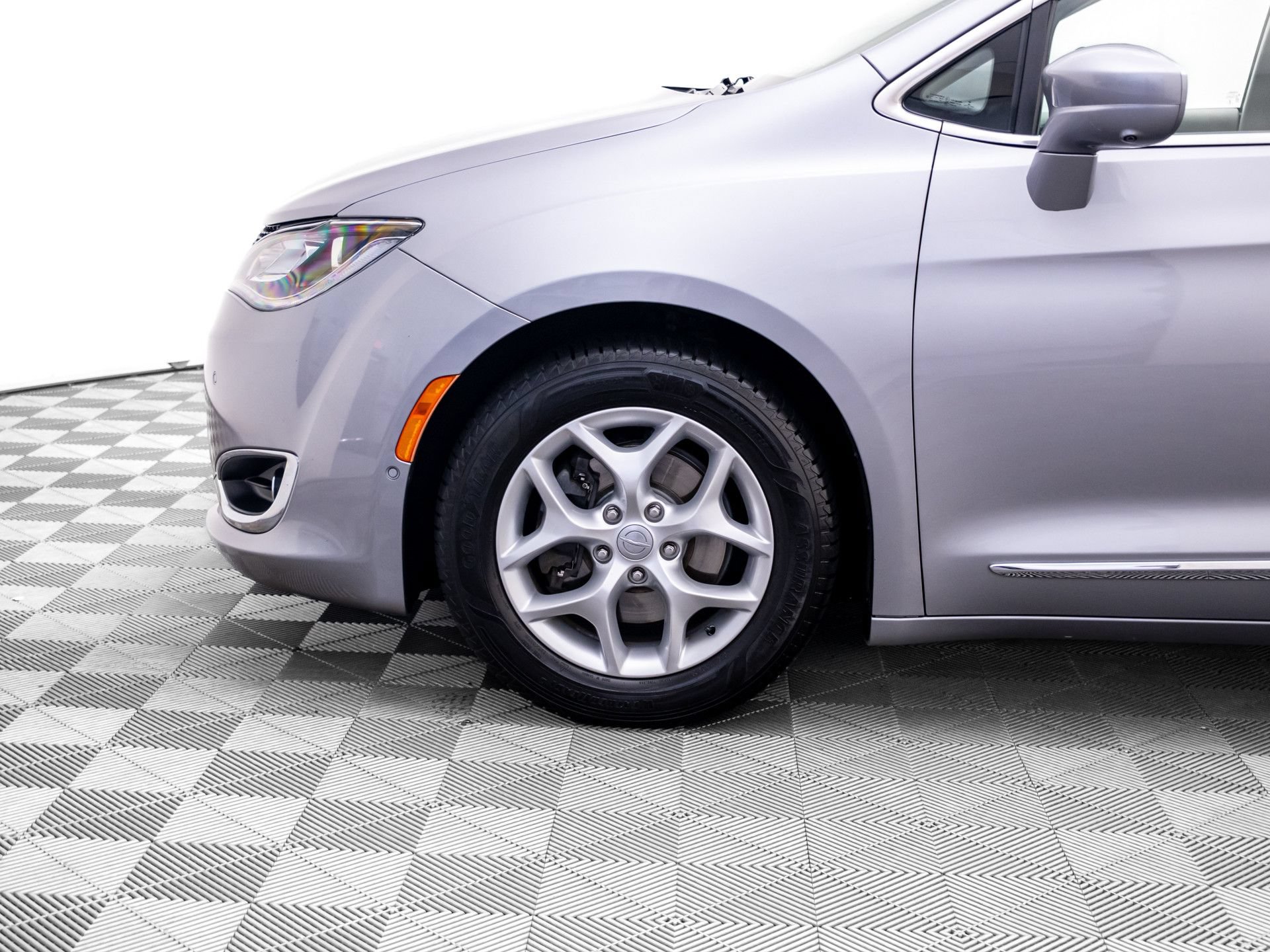 Used 2017 Chrysler Pacifica Touring-L Plus w/ Advanced Safetytec Group FWD image 38