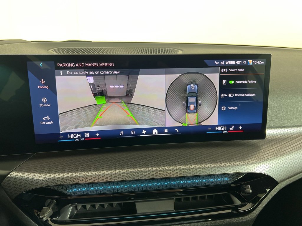 Used 2025 BMW 330i xDrive Sedan w/ Premium Package image 9