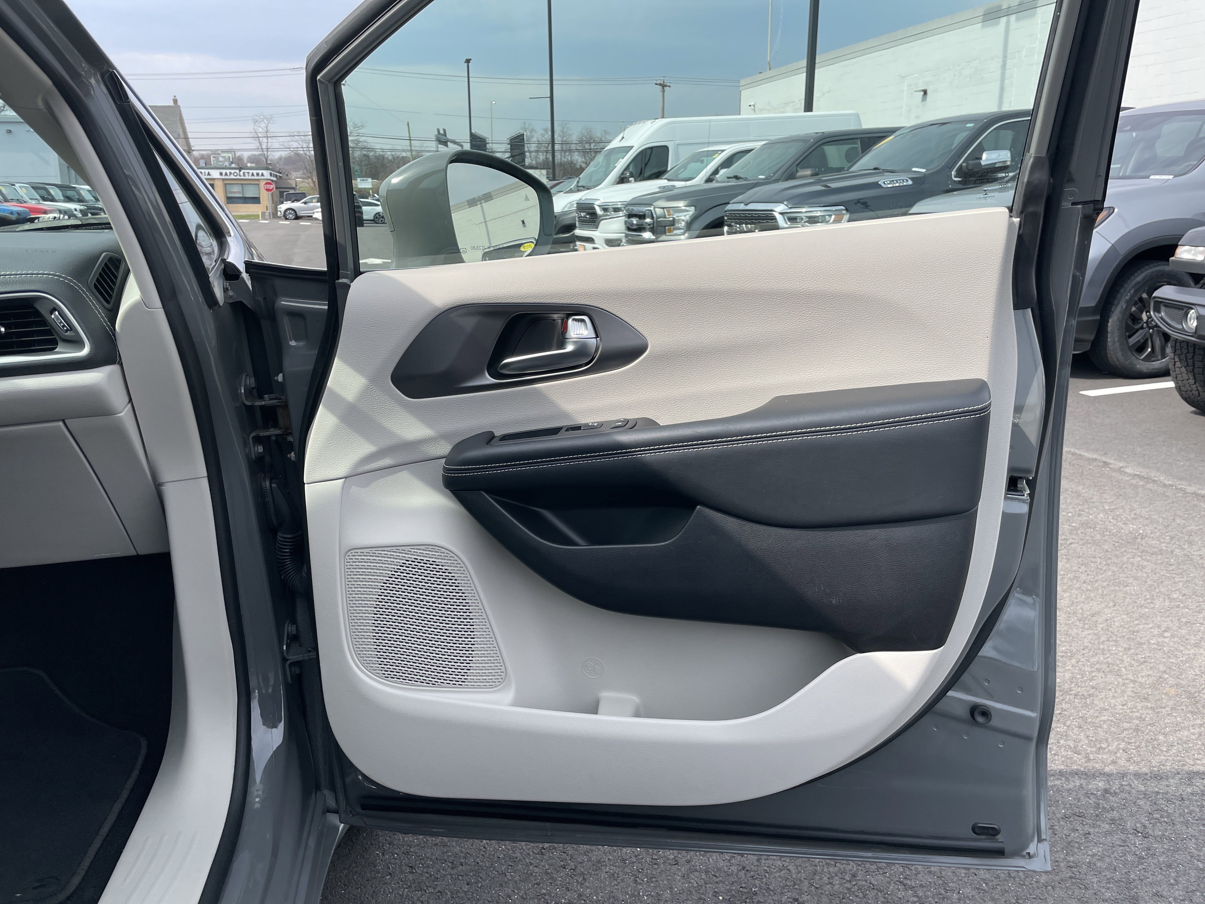 Used 2022 Chrysler Pacifica Touring-L image 10