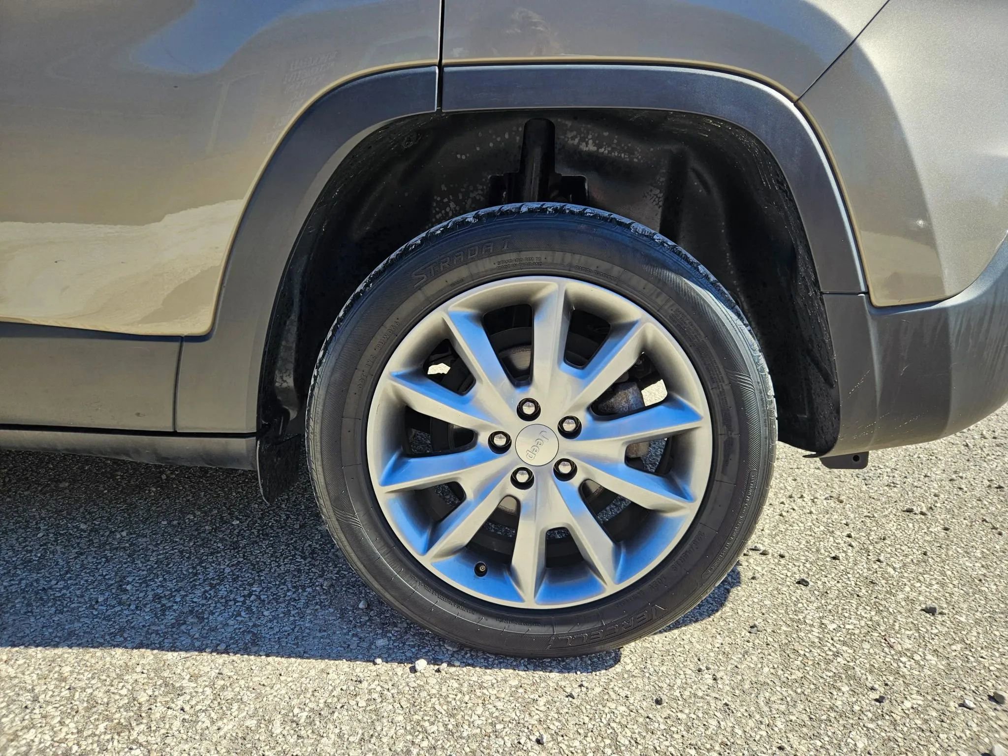 Used 2018 Jeep Cherokee Limited image 12