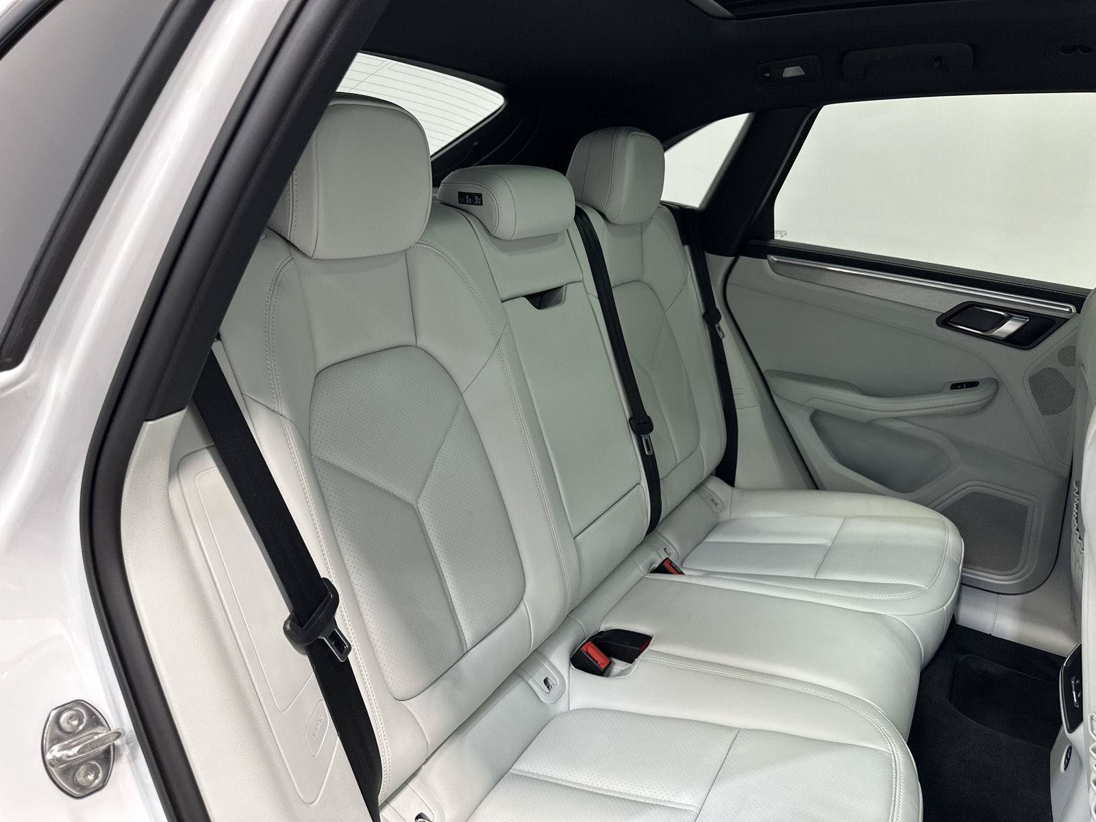 Certified 2023 Porsche Macan AWD/4WD image 41