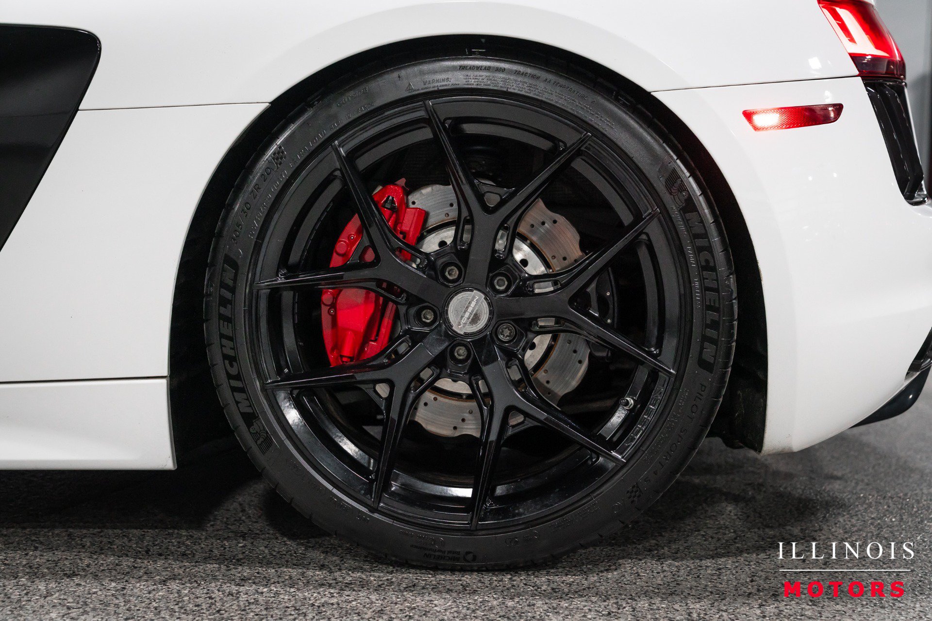 Used 2018 Audi R8 V10 w/ Premium Package RWD image 10