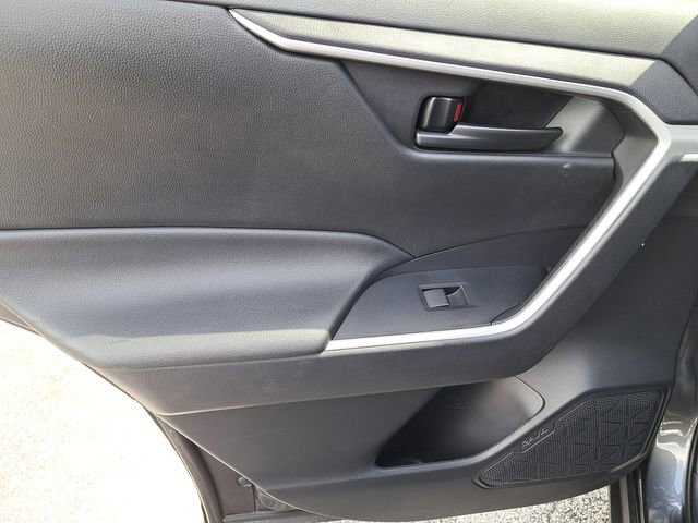 Used 2021 Toyota RAV4 LE image 10