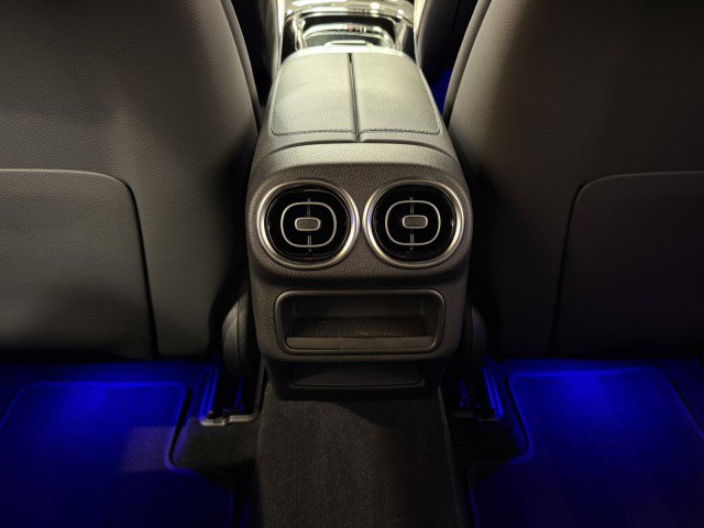 Used 2024 Mercedes-Benz GLC 300 4MATIC image 17