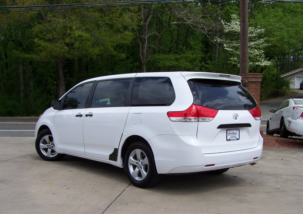 Used 2013 Toyota Sienna L FWD image 17