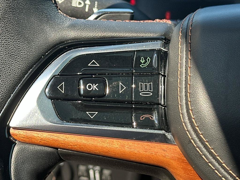 Used 2023 Jeep Grand Cherokee L Summit AWD/4WD image 10