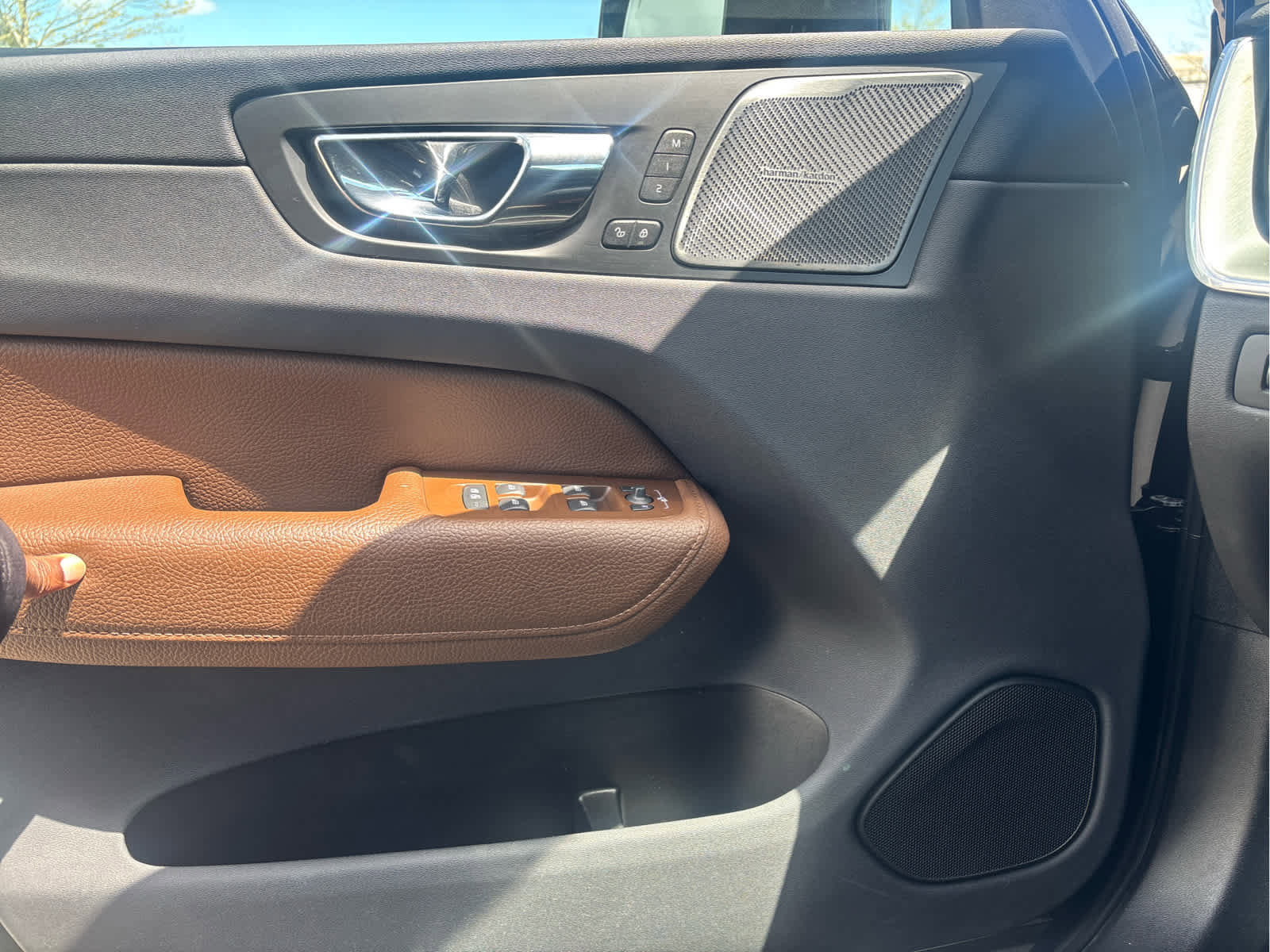 Used 2019 Volvo XC60 T6 Momentum w/ Multimedia Package AWD/4WD image 18
