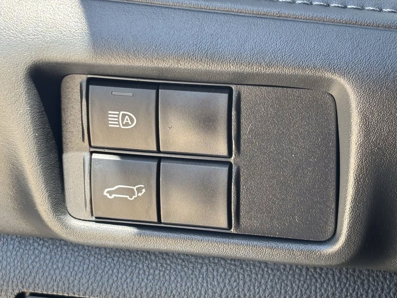 Used 2020 Toyota Highlander XLE AWD/4WD image 30