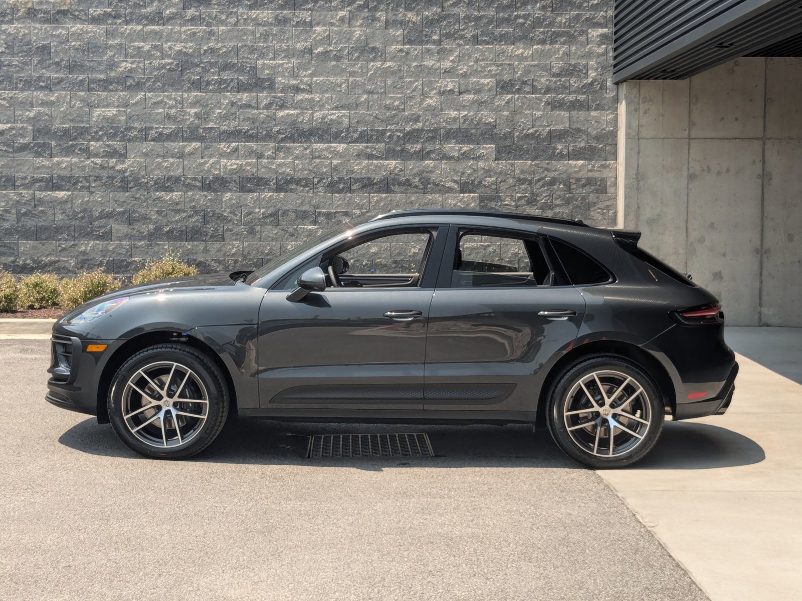 New 2025 Porsche Macan image 2
