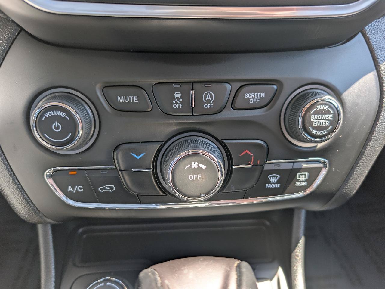 Used 2022 Jeep Cherokee Latitude AWD/4WD image 30