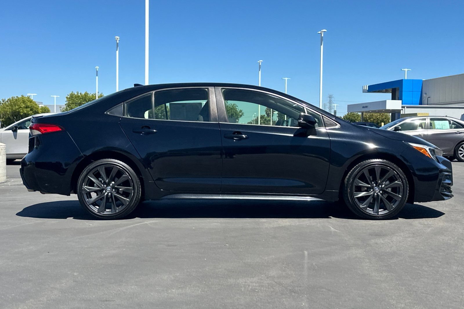 Used 2023 Toyota Corolla SE w/ SE Premium Package FWD image 3