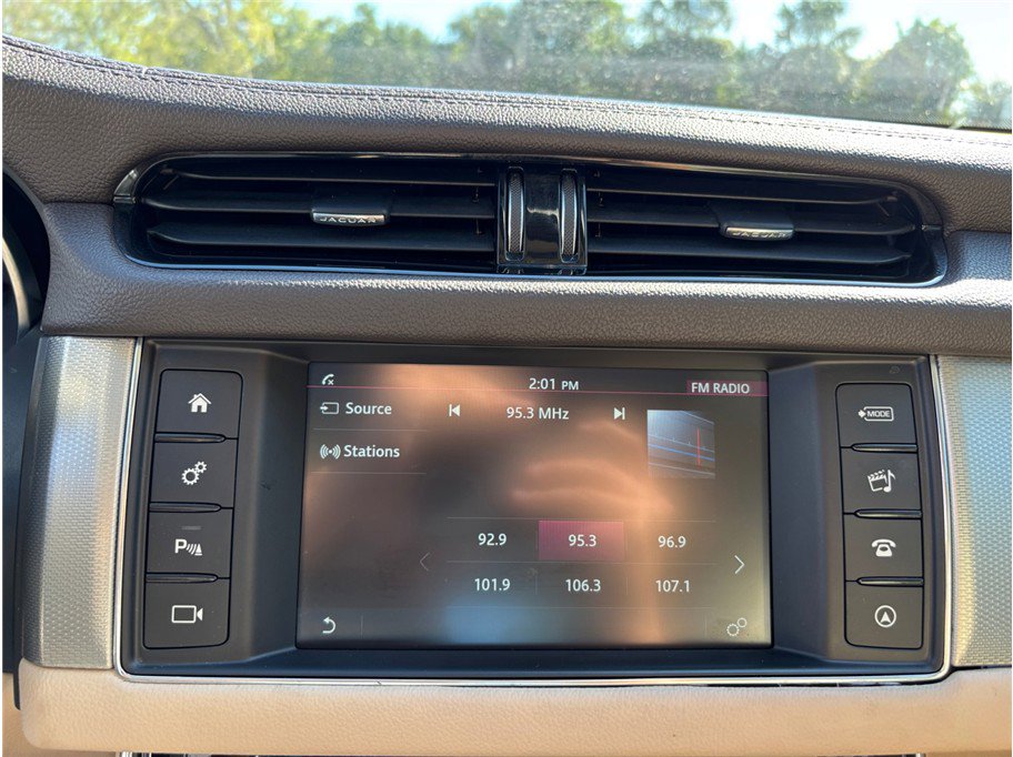 Used 2018 Jaguar XF Premium image 32