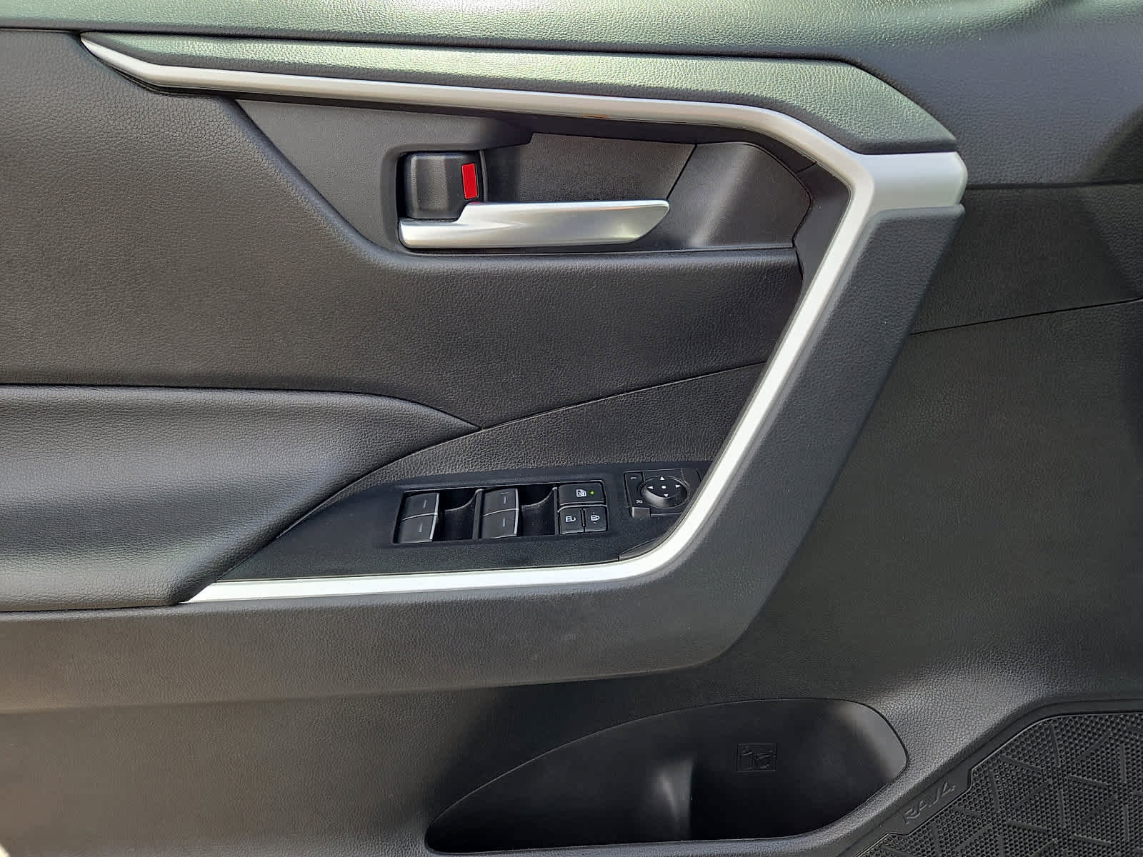 Used 2025 Toyota RAV4 XLE image 14