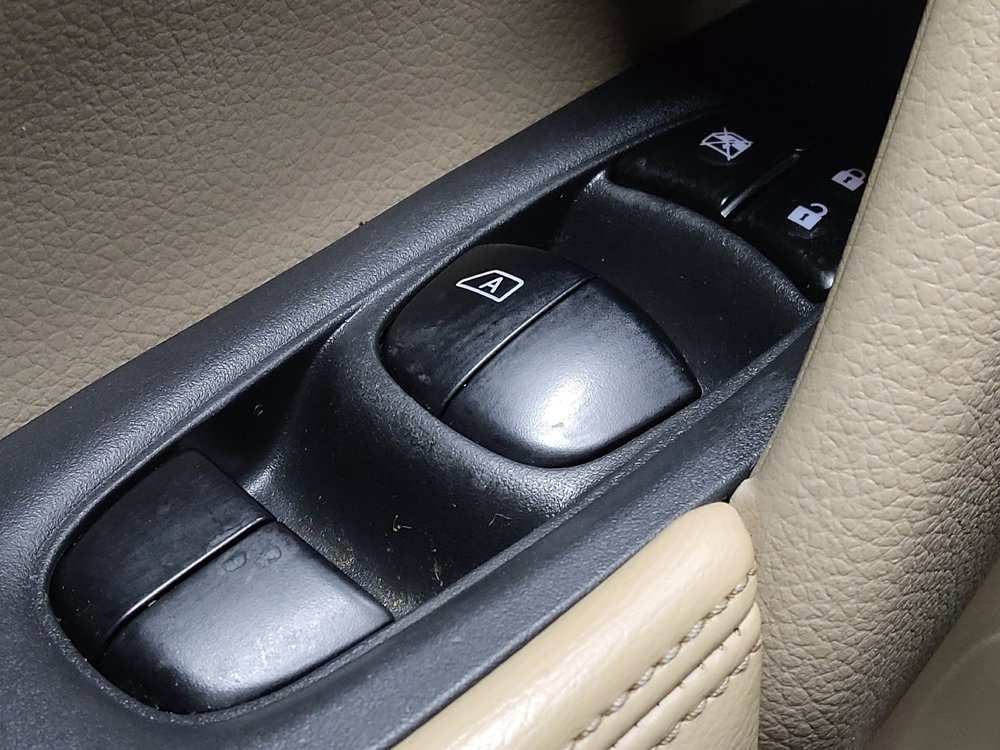 Used 2016 Nissan Rogue SV image 27