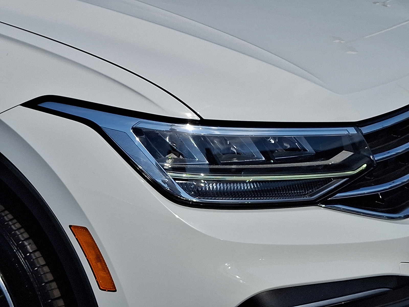 Certified 2024 Volkswagen Tiguan Wolfsburg Edition AWD/4WD image 9