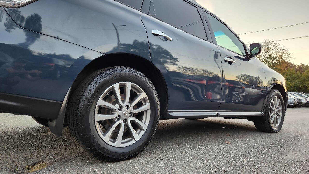 Used 2015 Nissan Pathfinder SV w/ Cargo Package image 16