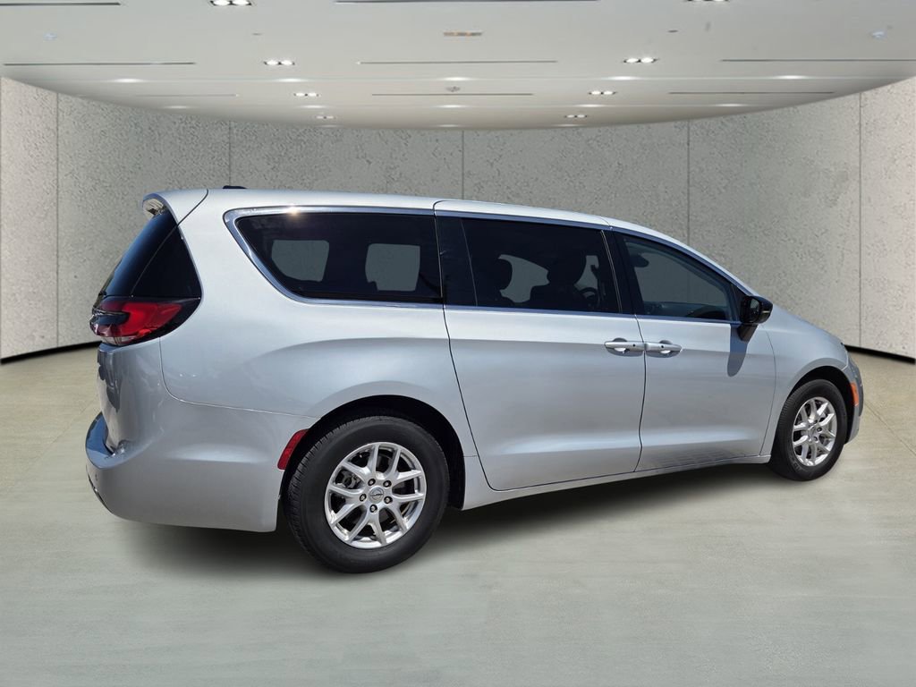 Used 2024 Chrysler Pacifica Touring-L image 3