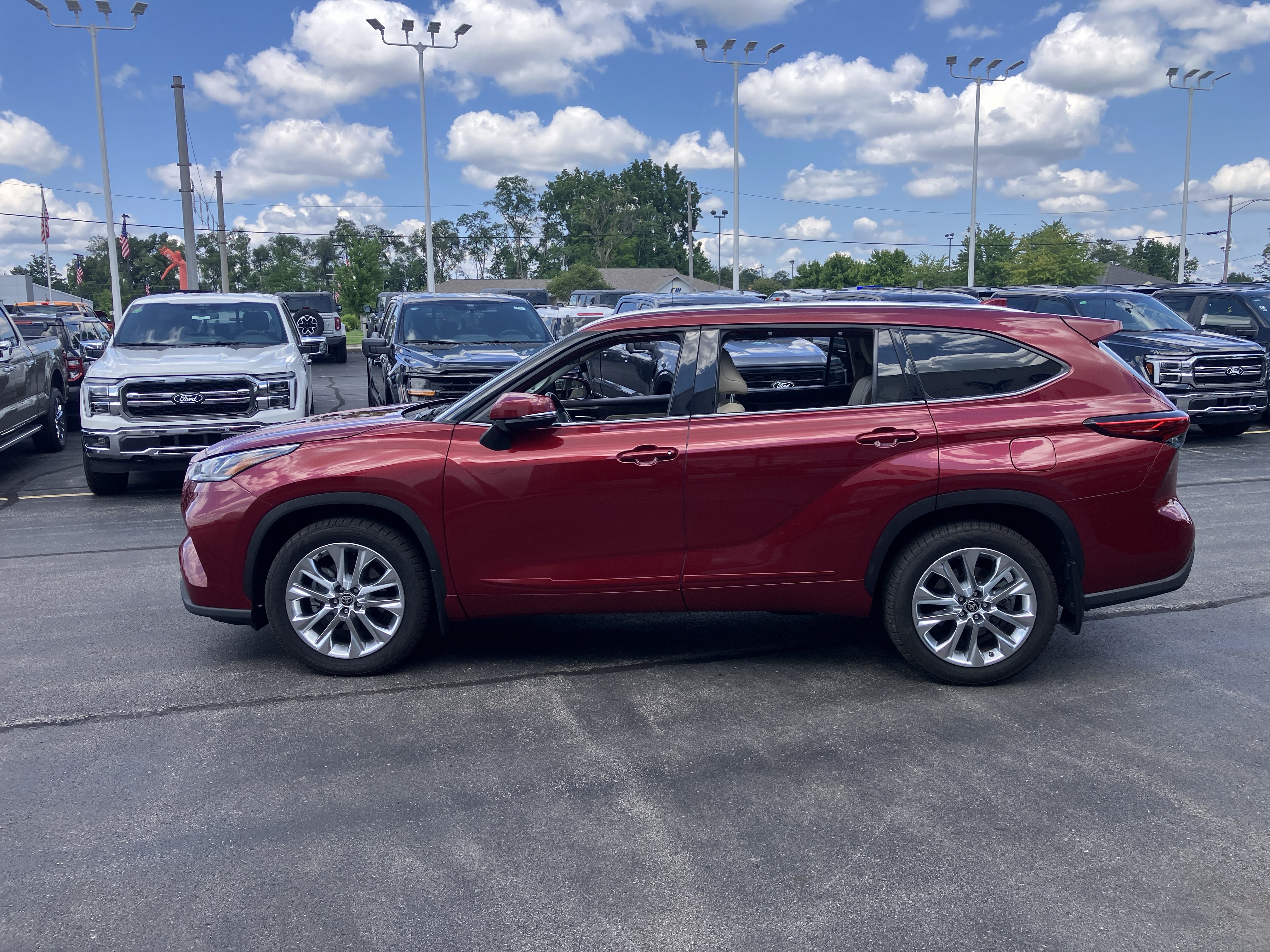 Used 2020 Toyota Highlander Limited AWD/4WD image 4