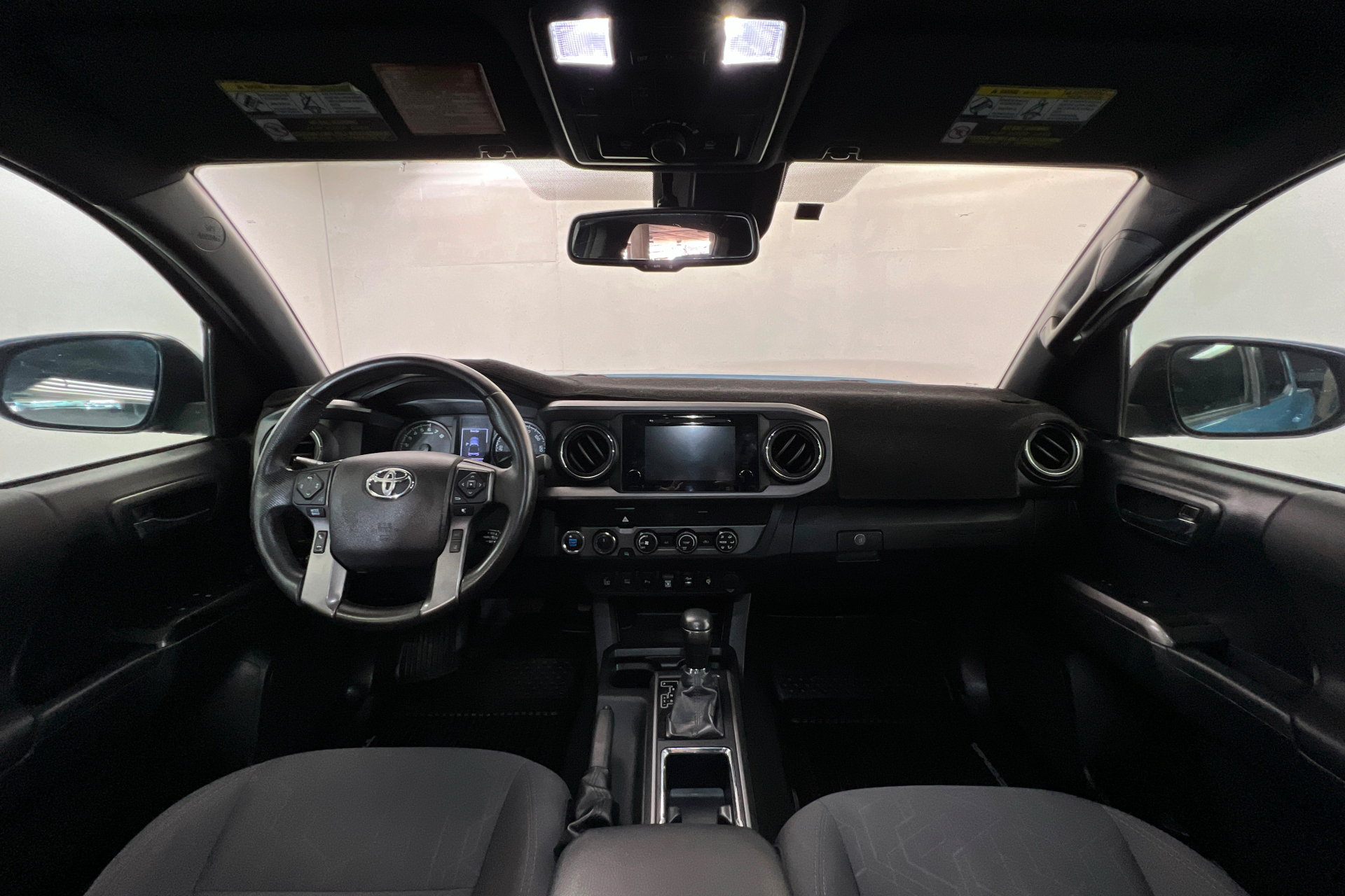Used 2019 Toyota Tacoma TRD Off-Road w/ Technology Package AWD/4WD image 9