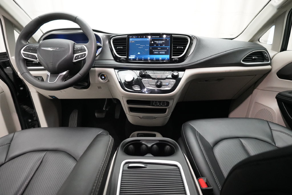 Used 2024 Chrysler Pacifica Limited FWD image 5