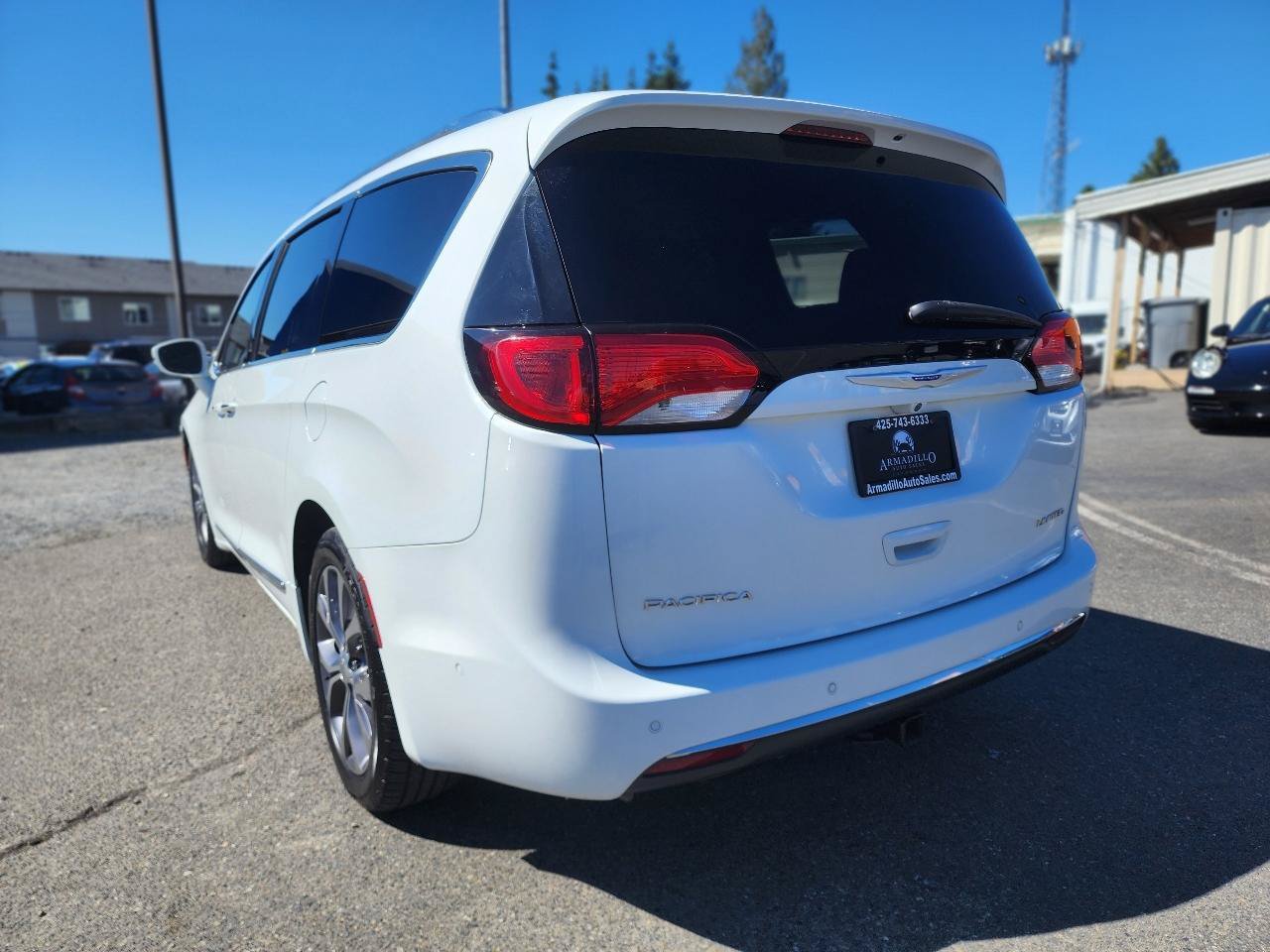 Used 2018 Chrysler Pacifica Limited w/ Advanced Safetytec Group FWD image 8