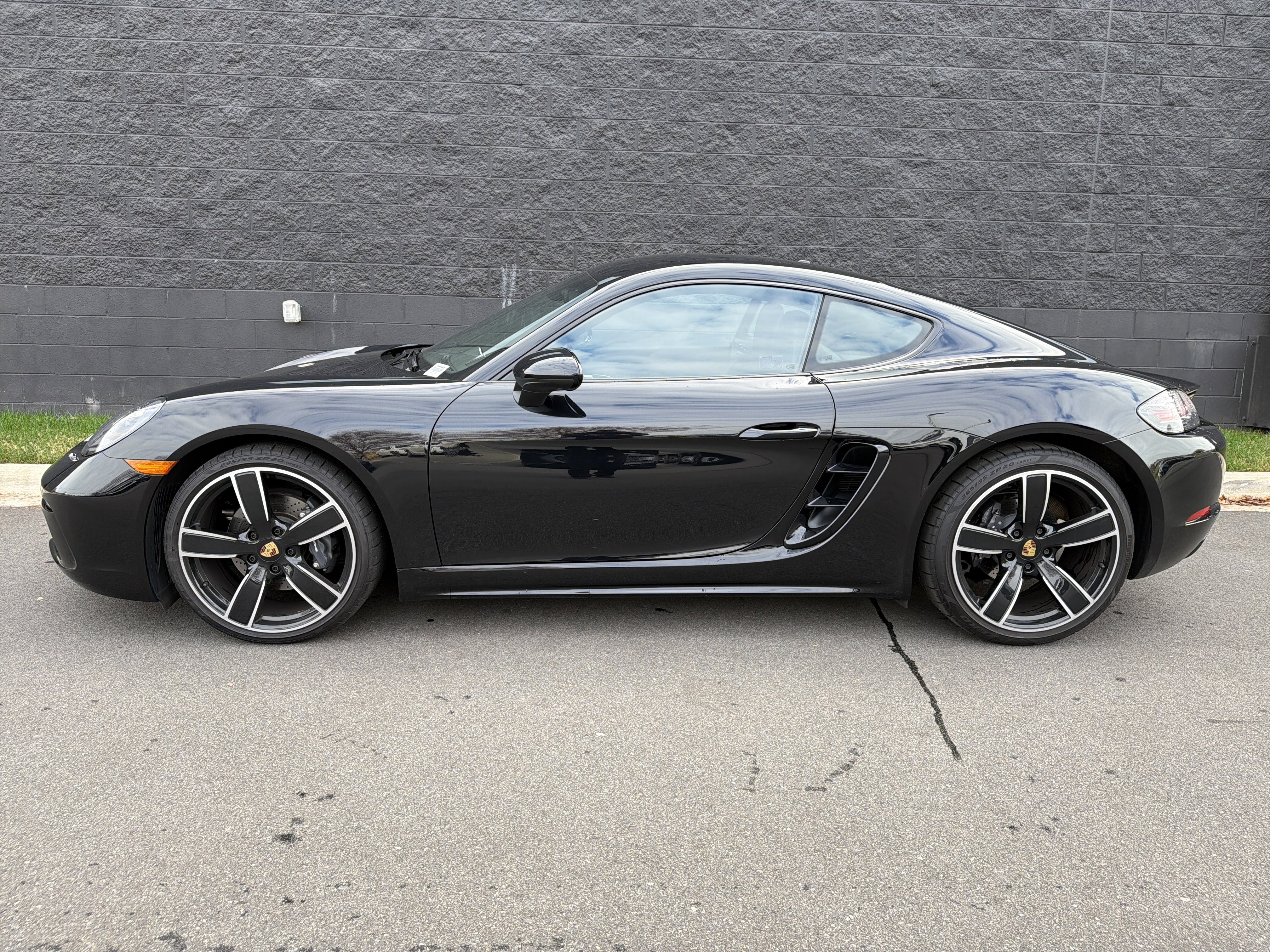 Certified 2025 Porsche 718 Cayman image 2