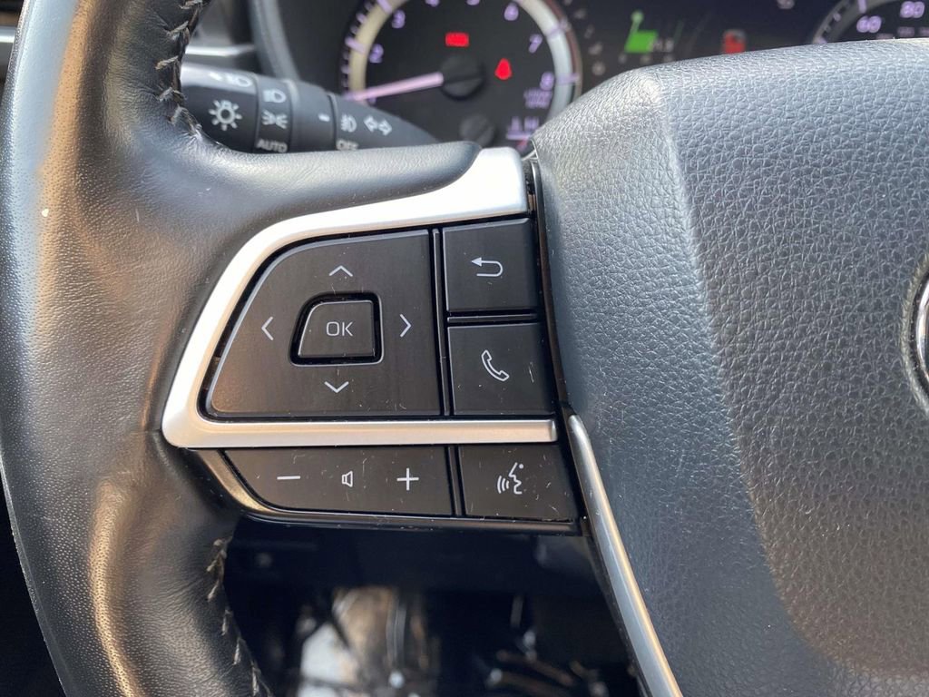 Used 2023 Toyota Highlander LE AWD/4WD image 20