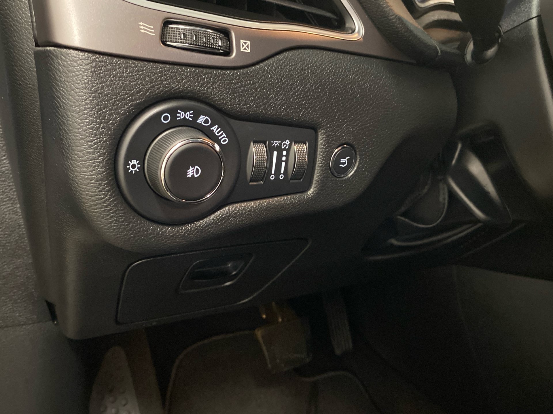 Used 2022 Jeep Cherokee Latitude Lux AWD/4WD image 17