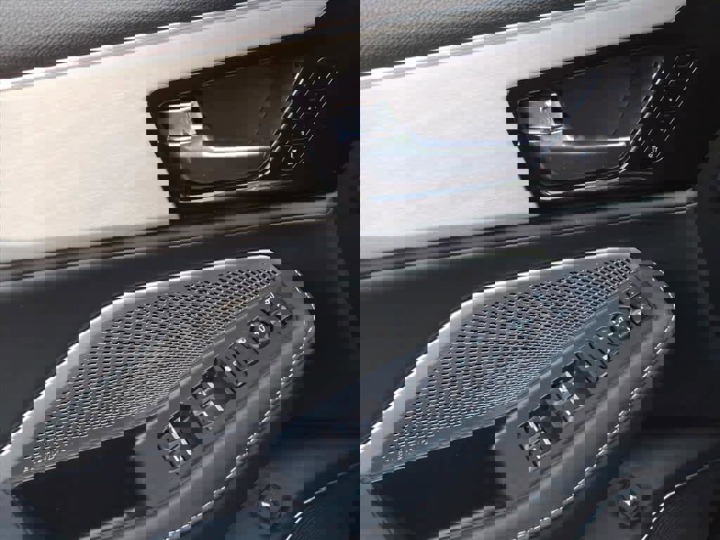 Used 2023 Acura MDX SH-AWD w/ Technology Package image 17