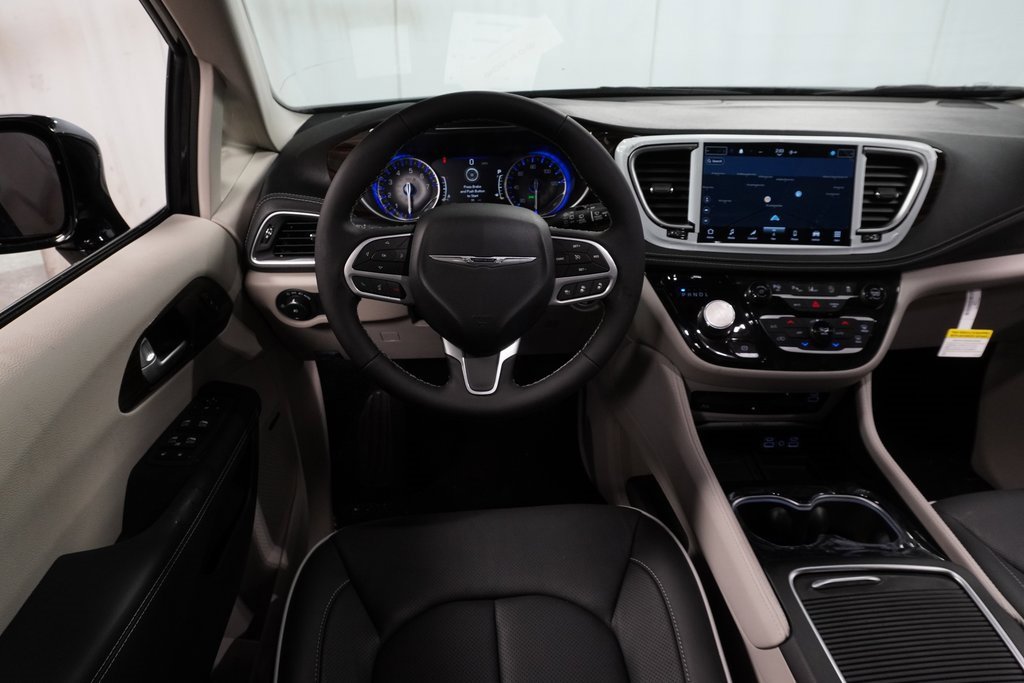 New 2023 Chrysler Pacifica Limited w/ Uconnect Theater Family Group image 21